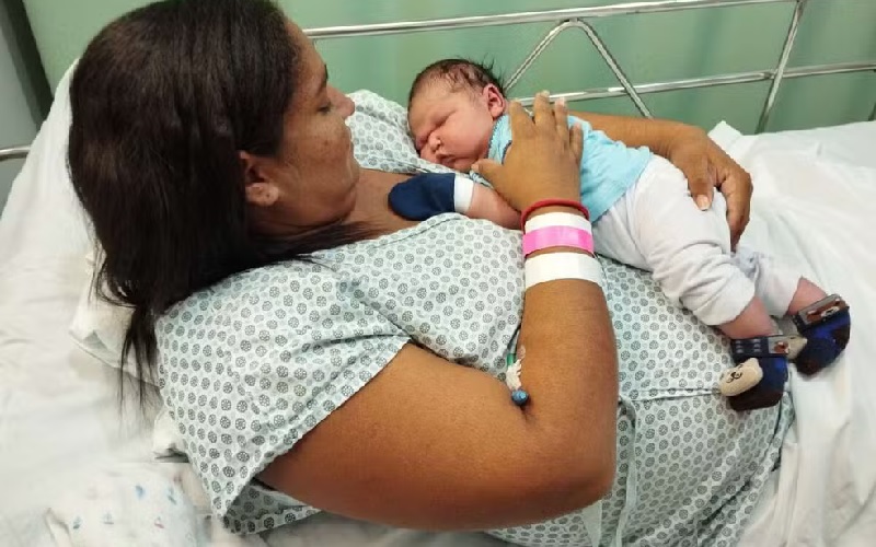 Bebê nasce com mais de 5 kg em Quixeramobim, no Ceará. — Foto: José Avelino Neto/Secretaria da Saúde do Ceará
