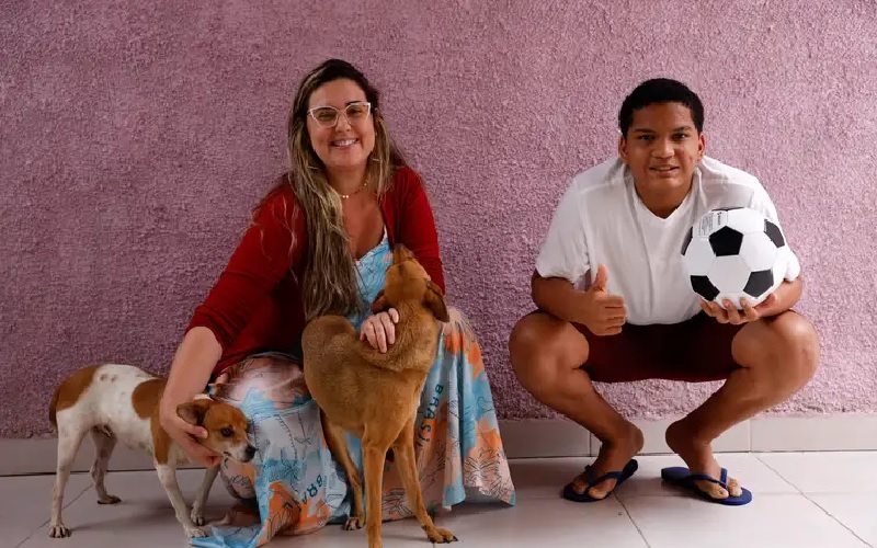  Bruna Campos e seu filho Thalyson Barbosa, adotado aos 13 anos, em sua casa em Campo Grande, zona oeste da cidade - Foto: Tânia Rêgo/Agência Brasil