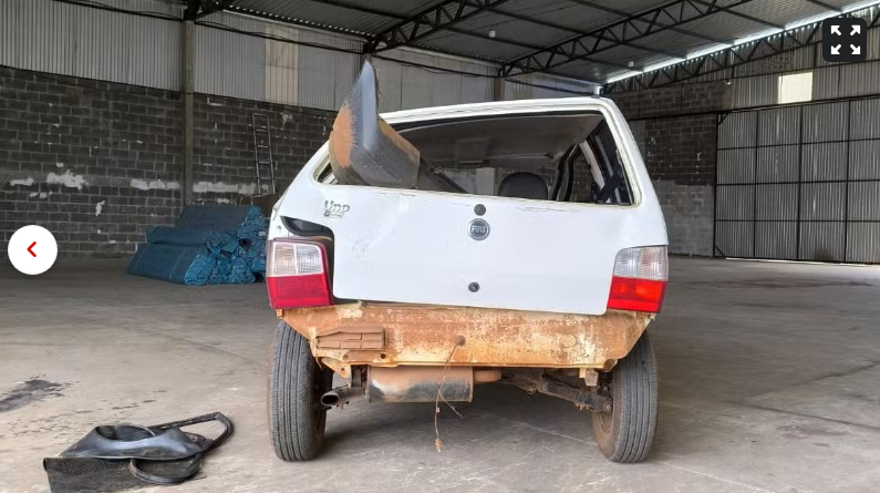 Carro ficou com diversos danos — Foto: Keli Cristina de Paula