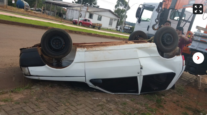 Carro ficou com diversos danos — Foto: Keli Cristina de Paula