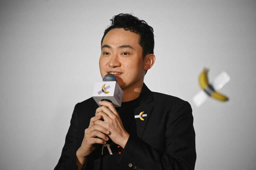 Empresário come banana da obra de arte que ele comprou por R$ 37 milhões - Justin Sun, que ultrapassou as licitações de seis outros, comeu a obra de arte durante uma conferência de imprensa, em Hong Kong.  © Getty Images