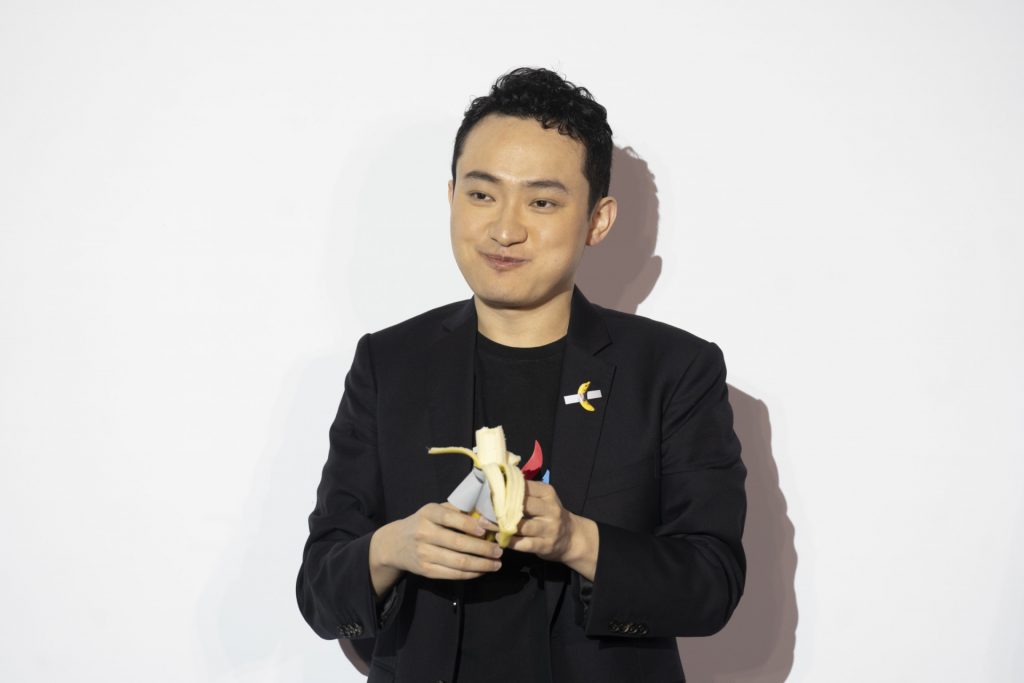 Empresário come banana da obra de arte que ele comprou por R$ 37 milhões - Justin Sun, que ultrapassou as licitações de seis outros, comeu a obra de arte durante uma conferência de imprensa, em Hong Kong.  © Getty Images