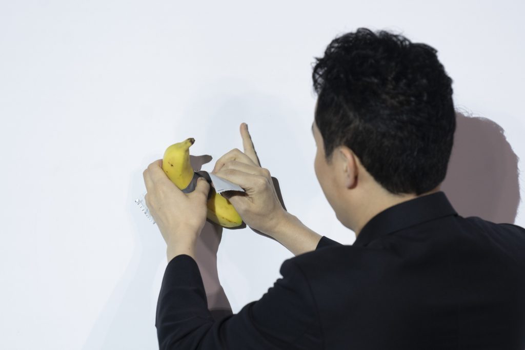 Empresário come banana da obra de arte que ele comprou por R$ 37 milhões - Justin Sun, que ultrapassou as licitações de seis outros, comeu a obra de arte durante uma conferência de imprensa, em Hong Kong.  © Getty Images