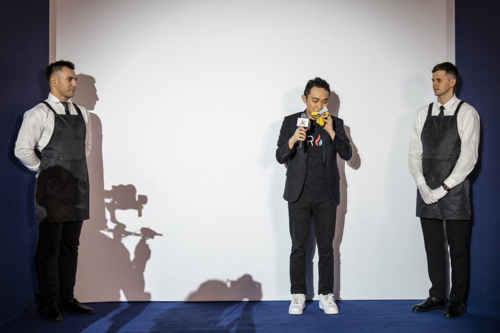 Empresário come banana da obra de arte que ele comprou por R$ 37 milhões - Justin Sun, que ultrapassou as licitações de seis outros, comeu a obra de arte durante uma conferência de imprensa, em Hong Kong.  © Getty Images