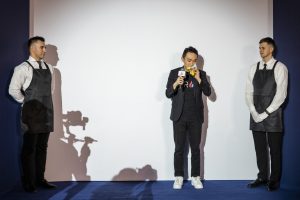 Empresário come banana da obra de arte que ele comprou por R$ 37 milhões - Justin Sun, que ultrapassou as licitações de seis outros, comeu a obra de arte durante uma conferência de imprensa, em Hong Kong.  © Getty Images
