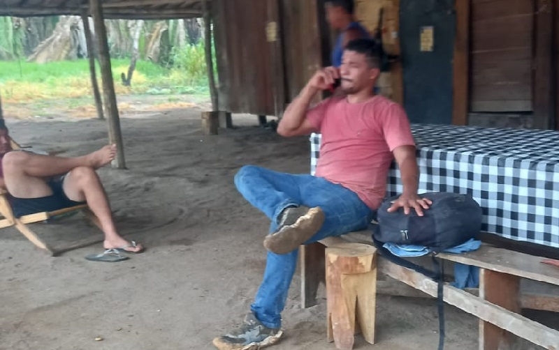 Homem que procurou ajuda para tirar o veiculo foi fotografado no local, eles estava armado e falou que teria matado alguém. 