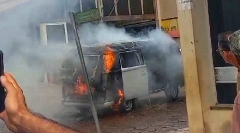 Veiculo-pega-fogo-no-centro-de-Altamira-1-768x755