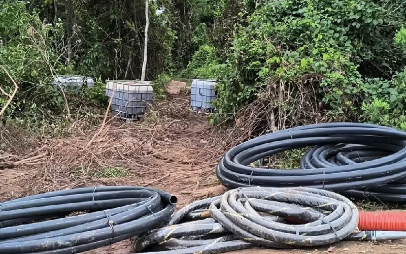No local também havia um caminhão carregado com vários contêineres de óleo diesel — Foto: Reprodução