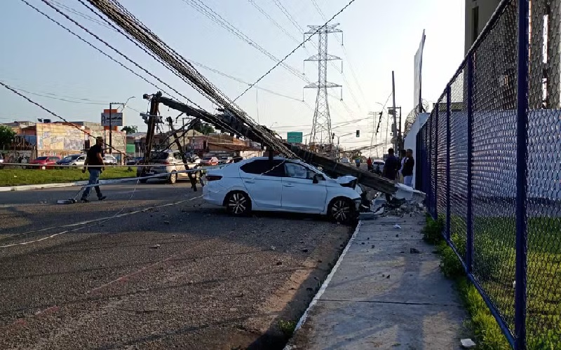Acidente ocorreu na avenida Centenário e deixou faixas bloqueadas. — Foto: Wilk Dias / TV Liberal