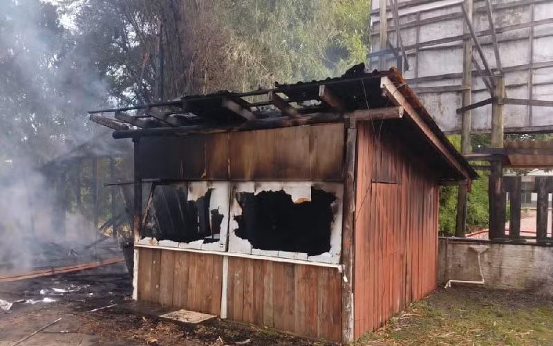 Casa de Francisco Luiz é incendiada em Rio do Sul (SC) — Foto: Corpo de Bombeiros de Santa Catarina/Divulgação