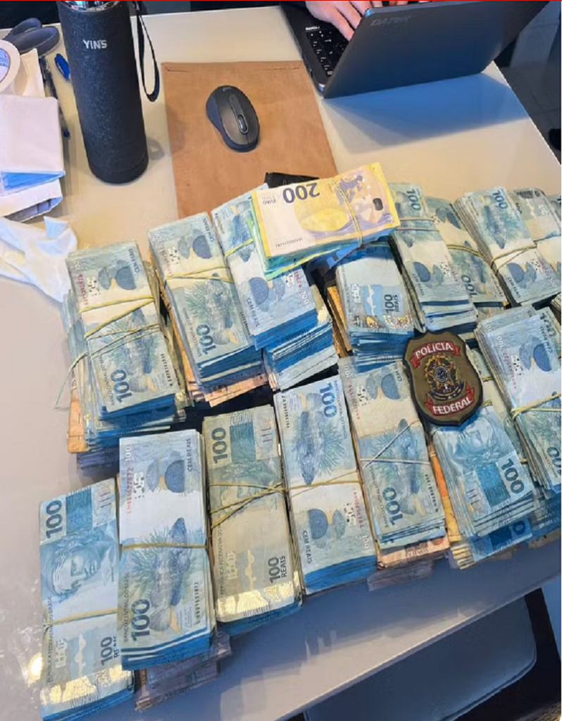 Dinheiro encontrado com outro alvo da operação: R$ 700 mil. — Foto: Divulgação/Polícia Federal