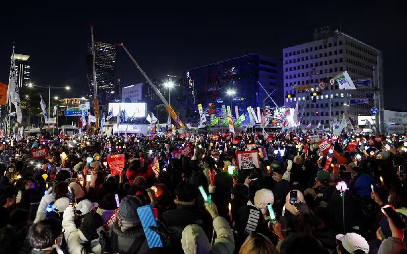 Manifestantes pedem o impeachment do presidente sul-coreano — Foto: Kim Hong-ji/Reuters