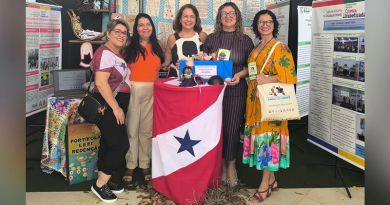 Professora Tania Alves Santos (vestido marrom), coordenadora de Educação Infantil da Secretaria Municipal de Educação (Semec), foi convidada a participar do evento como palestrante | Divulgação