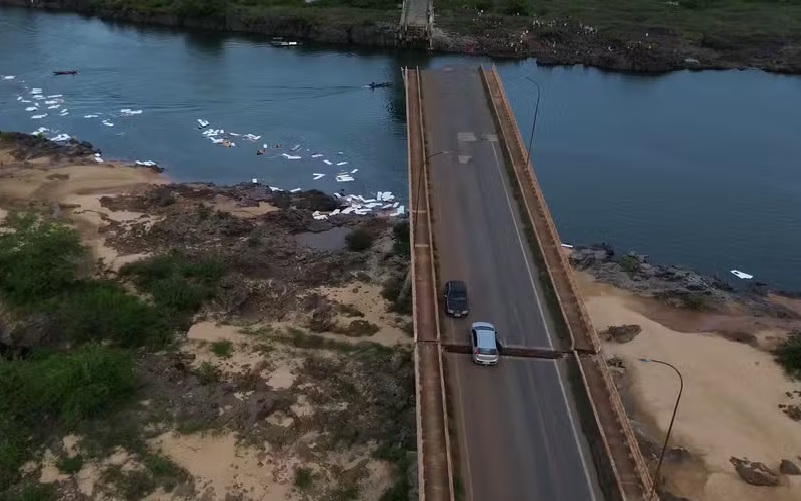 Carro ficou preso em fenda aberta na ponte entre o Tocantins e o Maranhão — Foto: Divulgação/@vshenrique 
