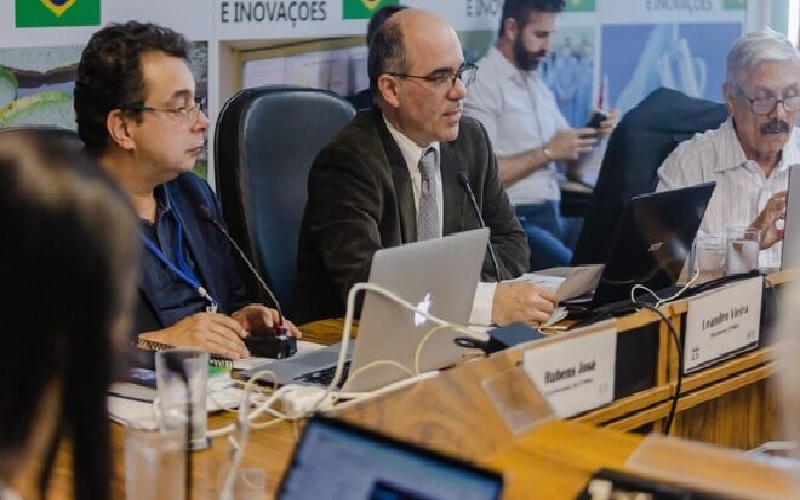 Leandro Astarita, ao centro, é presidente da CTNBio| Foto: Laura Baggi / Divulgação MCTI