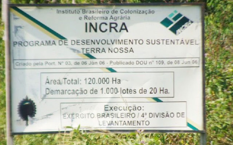 Placa sinaliza criação do Assentamento Terra Nossa, em 8 de junho de 2006. -  (foto: Arquivo)
