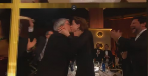 Fernanda Torres beija Andrucha Waddington após vencer o Globo de Ouro — Foto: TNT