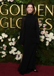 Fernanda Torres no tapete vermelho do Globo de Ouro 2025 — Foto: Getty