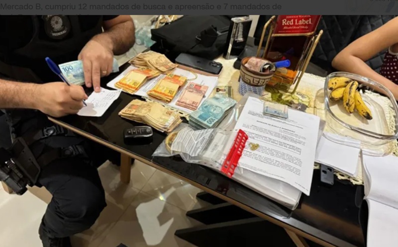 Polícia Federal cumprindo mandado de busca e apreensão em um dos alvos da operação ;Dinheiro, armas e outros objetos apreendidos pela PF   — Foto: Polícia Federal / Divulgação