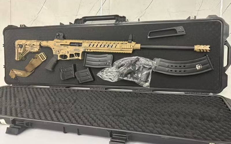 Arma apreendida pela PF durante cumprimento de mandados expedidos pela Justiça Federal na operação Flygold II — Foto: Polícia Federal / Divulgação