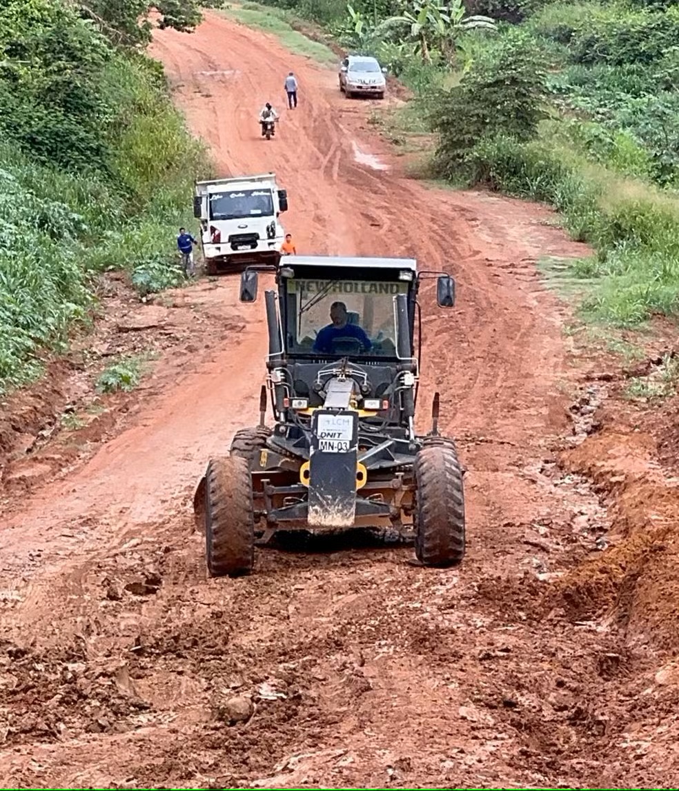 Entre km 194 e o km 205, um dos mais críticos, uma patrol e um trator de uma empresa que presta serviço ao Dnit foram usados para ajudar os motoristas — Foto: Inverno Amazônico