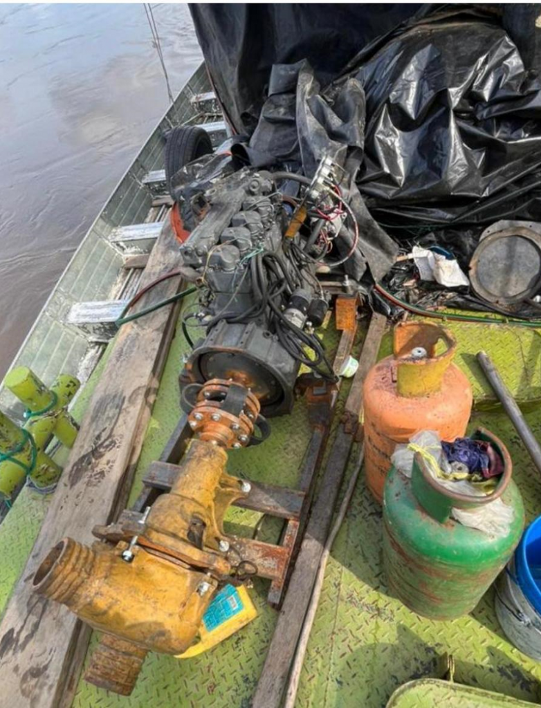 Motores e peças encontrados na embarcação (Foto: Divulgação/CMA)
