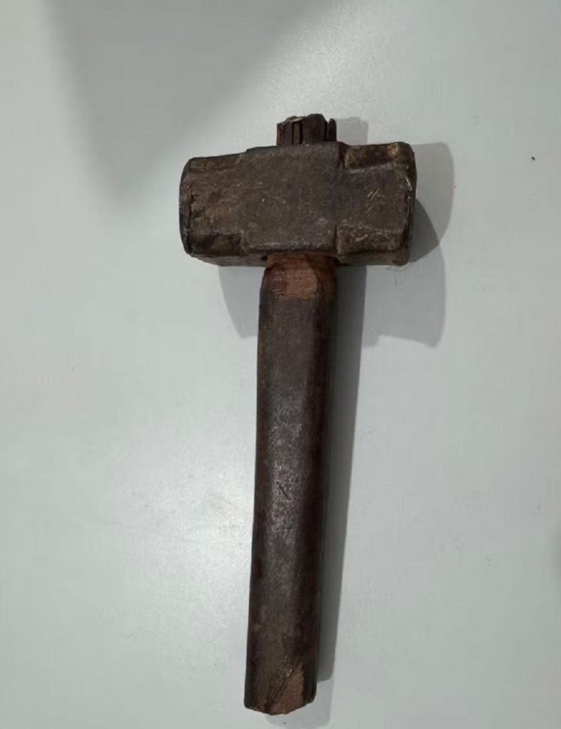 Marreta utilizada pelo pai para matar o filho, em Campina Grande — Foto: Divulgação/Polícia Civil da Paraíba