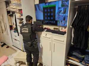 Foram apreendidos dispositivos eletrônicos, documentos, joias, ouro suspeito e veículos de luxo (Foto: Polícia Federal)