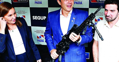 cameraA vice Hana Ghassan, o governador Helder Barbalho e o prefeito de Belém Igor Normando, durante a entrega do armamento à Polícia Civil. | Celso Rodrigues/Diário do Pará