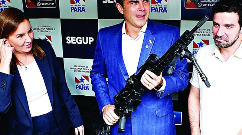 cameraA vice Hana Ghassan, o governador Helder Barbalho e o prefeito de Belém Igor Normando, durante a entrega do armamento à Polícia Civil. | Celso Rodrigues/Diário do Pará