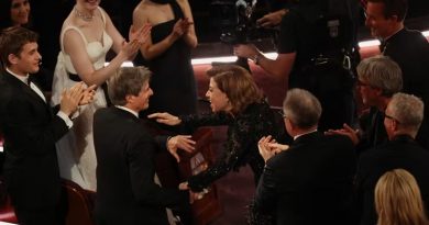 Walter Salles e Fernanda Torres se cumprimentam após anúncio de 'Ainda estou aqui' como melhor filme internacional do Oscar 2025 — Foto: Carlos Barria/Reuters