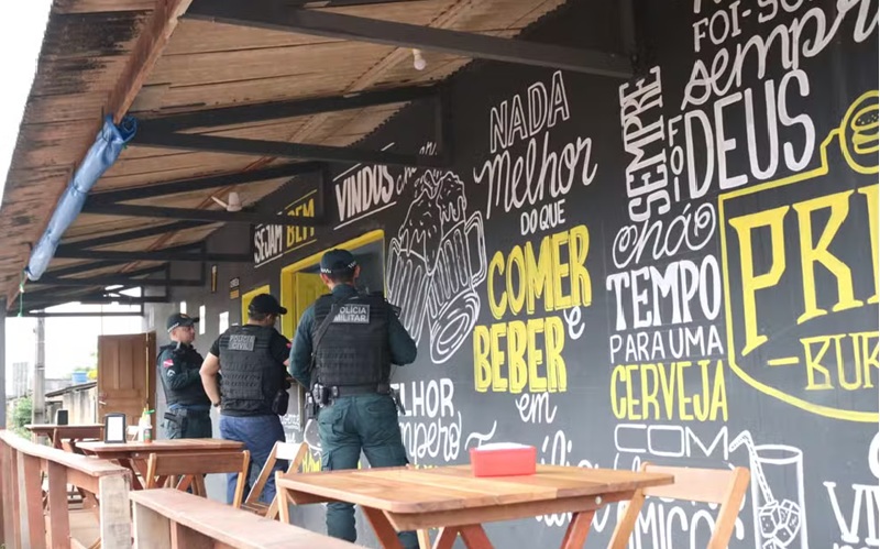 Polícias Civil e Militar durante vistoria em bar de Rurópolis — Foto: Polícia Civil / Divulgação
