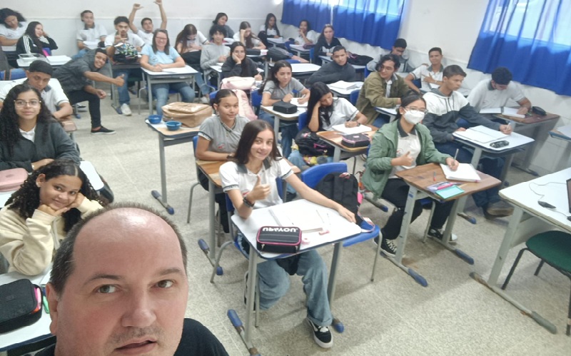 Professor em selfie mostra a sala com alunos após reforma.