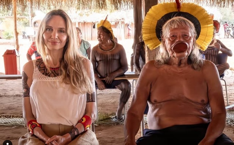 Angelina encontrou o Cacique Raoni, líder da etnia caiapó, durante estadia. Ela ficou três dias por lá e foi embora na quinta-feira (3). Angelina Jolie e Cacique Raoni — Foto: Instagram/ Maurício Dias 