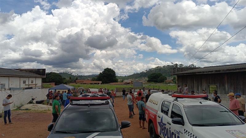 Populares permanecem em frente a delegacia de Moraes Almeida (foto:Via WhatsApp /Jornal Folha do Progresso)
