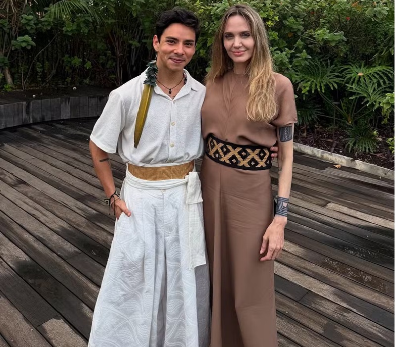  "Hoje foi um dia muito especial, tive a honra de apresentar o meu trabalho a @angelinajolie, um trabalho feito por muitas mãos, com muito amor e afeto! São em momentos como o de hoje que reforço a importância de acreditarmos nas nossas ideias e nos nossos sonhos", escreveu o estilista. Estilista amazonense Maurício Duarte ao lado de Angelina Jolie, vestida com peça confeccionada por indígenas do AM. — Foto: Reprodução/Redes Sociais Estilista amazonense Maurício Duarte ao lado de Angelina Jolie, vestida com peça confeccionada por indígenas do AM. — Foto: Reprodução/Redes Sociais 