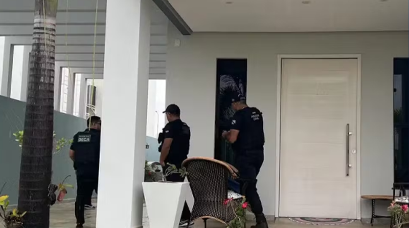 Polícia Civil em residência no bairro Maracanã, em Santarém, para cumprimento de mandado de busca e apreensão — Foto: Polícia Civil / Divulgação