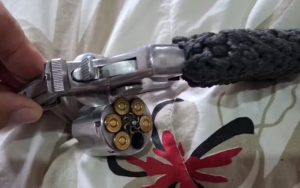 Arma apreendida está com numeração raspada — Foto: Polícia Civil / Divulgação