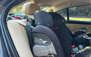 Cadeirinha da filha da condutora é atingida por estilhaços em ataque de touro em Ribeirão Preto, SP — Foto: Divulgação