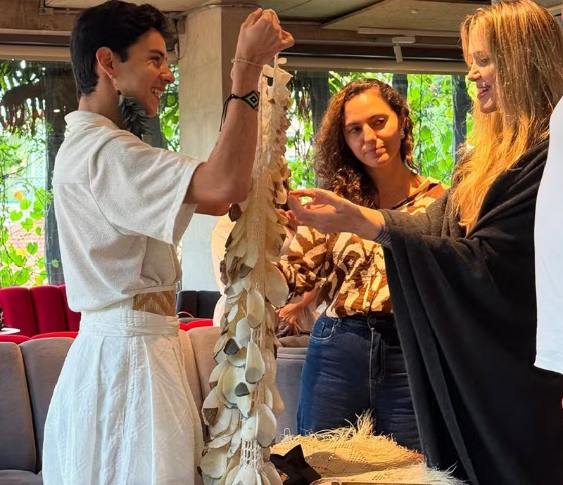 Estilista Maurício Duarte apresenta peças de roupas artesanais para Angelina Jolie — Foto: Reprodução/Redes Sociais 