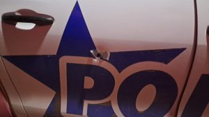 Viatura foi atingida por disparos no confronto (Foto>Reprodução)