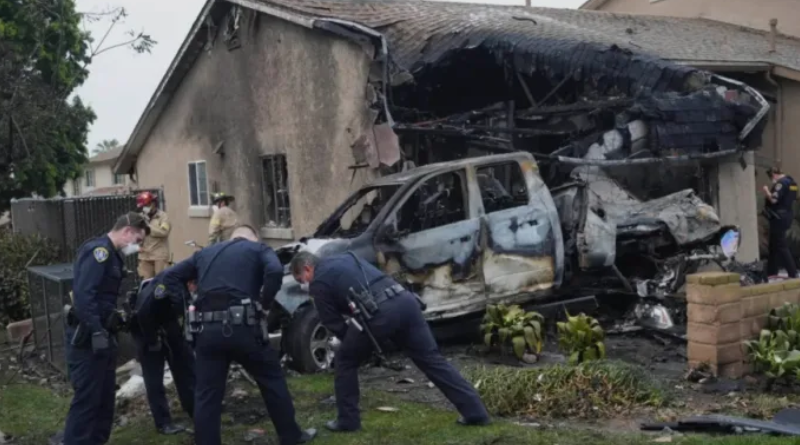 Autoridades trabalham no local onde um pequeno avião caiu em um bairro de San Diego (Foto_ New York Post)