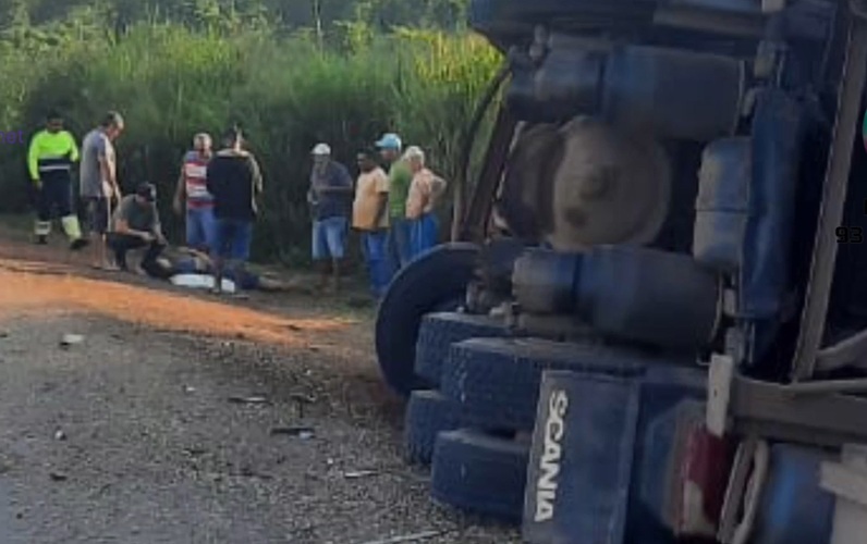 Caminhão tombou na BR-163 (Foto:Reprodução/Facebook tv progresso)