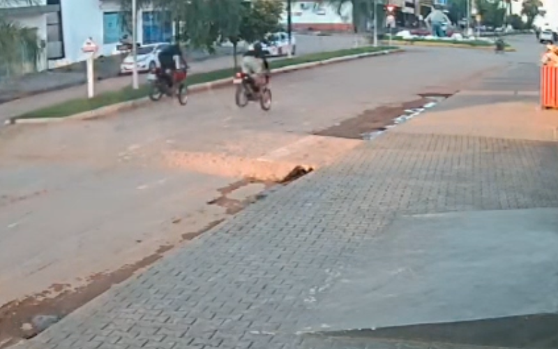 Momentos antes foram flagrados rampando quebra mola descendo avenida Jamanxim - (foto>Reprodução)