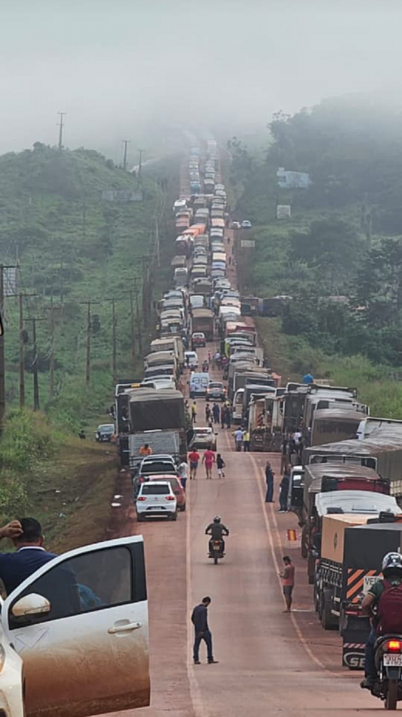 Imagem registra caos na BR-230, entre os distritos de Miritituba e Campo verde
