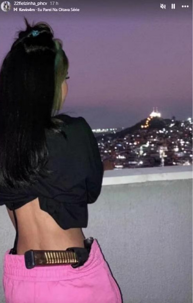 Bianca Duarte Franco posa com uma pistola na cintura no Penha, Zona Norte do Rio — Foto: Reprodução