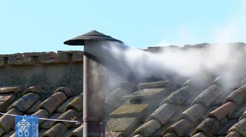 Fumaça branca anuncia a escolha  (Foto>Reprodução)