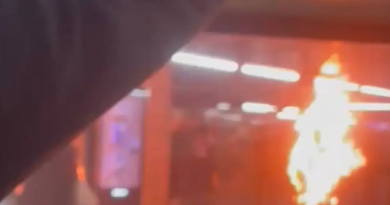 homem ateia fogo no corpo