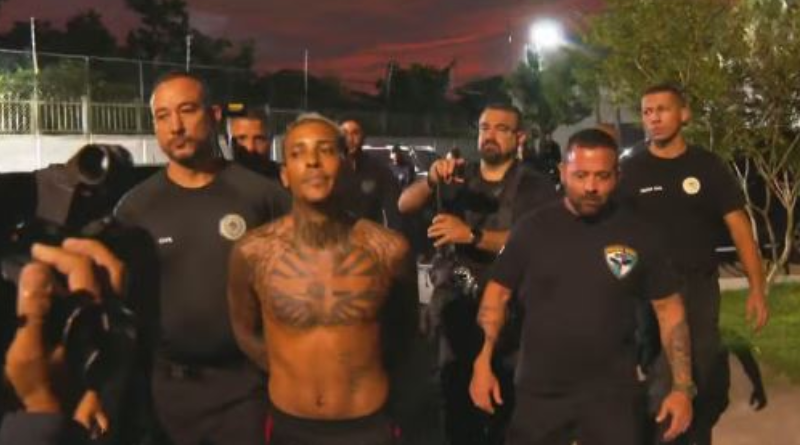 Policiais com material apreendido na casa de MC Poze do Rodo — Foto: Gabriel de Paiva / Agência O Globo