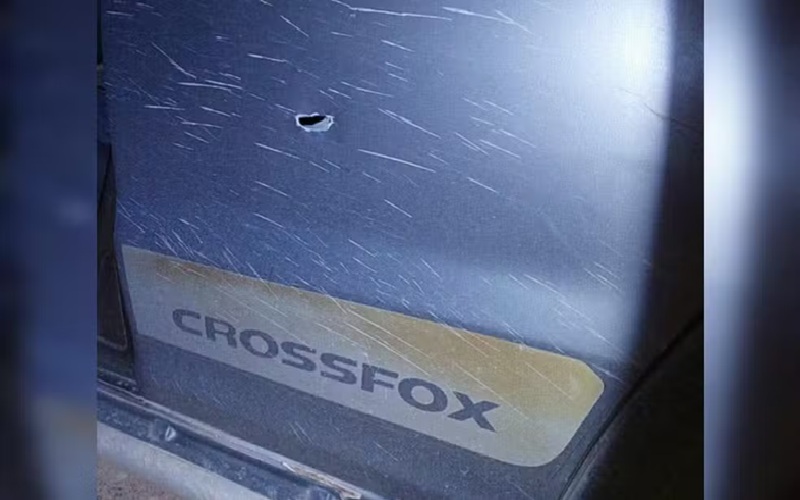 Marcas de tiros ficaram no carro do sargento da PM, alvo de uma tentativa de homicídio no bairro Nova Moaçara, em Santarém — Foto: Divulgação